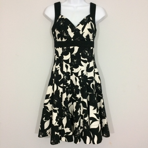 White House Black Market Dresses & Skirts - White House Black Market Sz 00 Floral Midi Dress